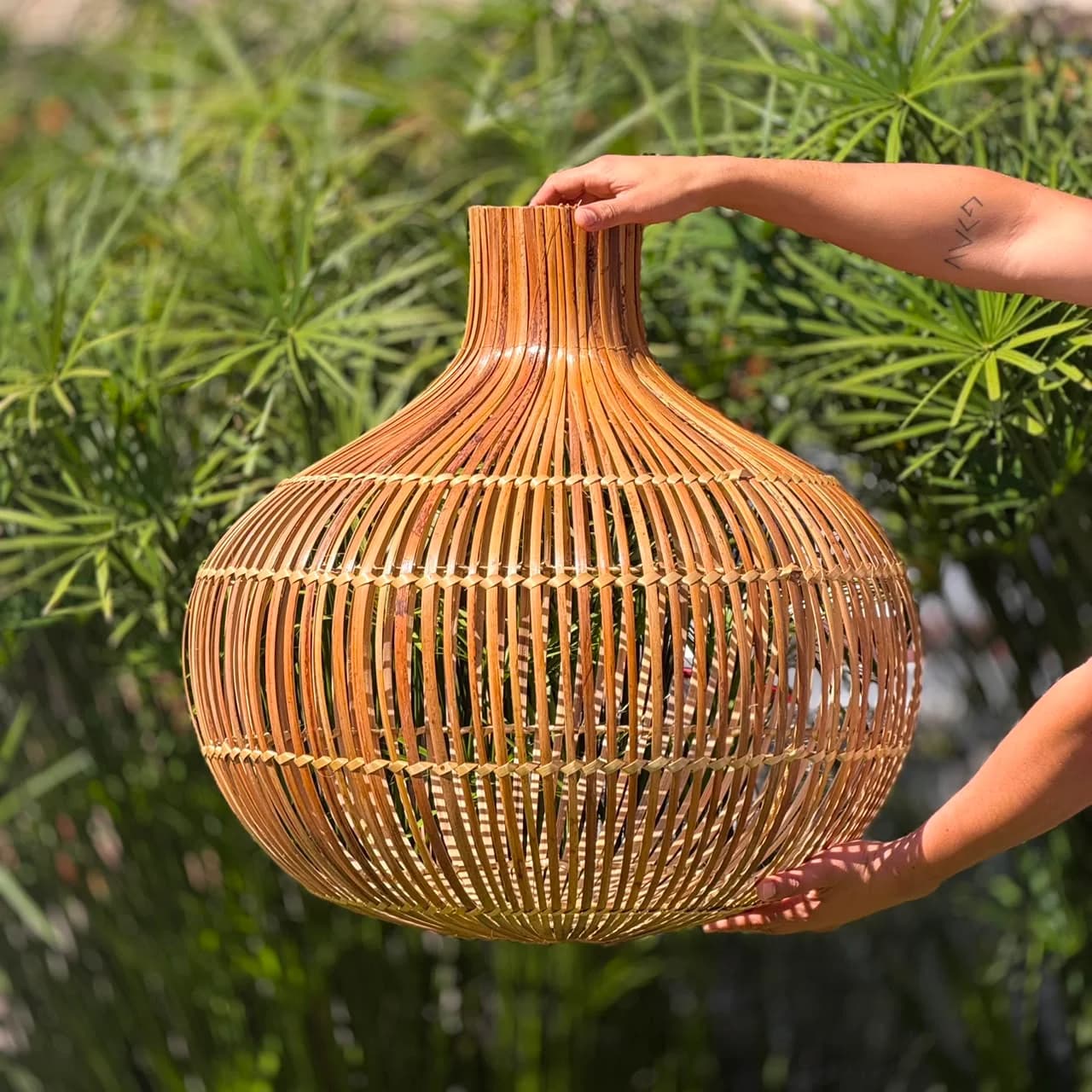 Luminária Cebola G - Tala de dendê envernizada