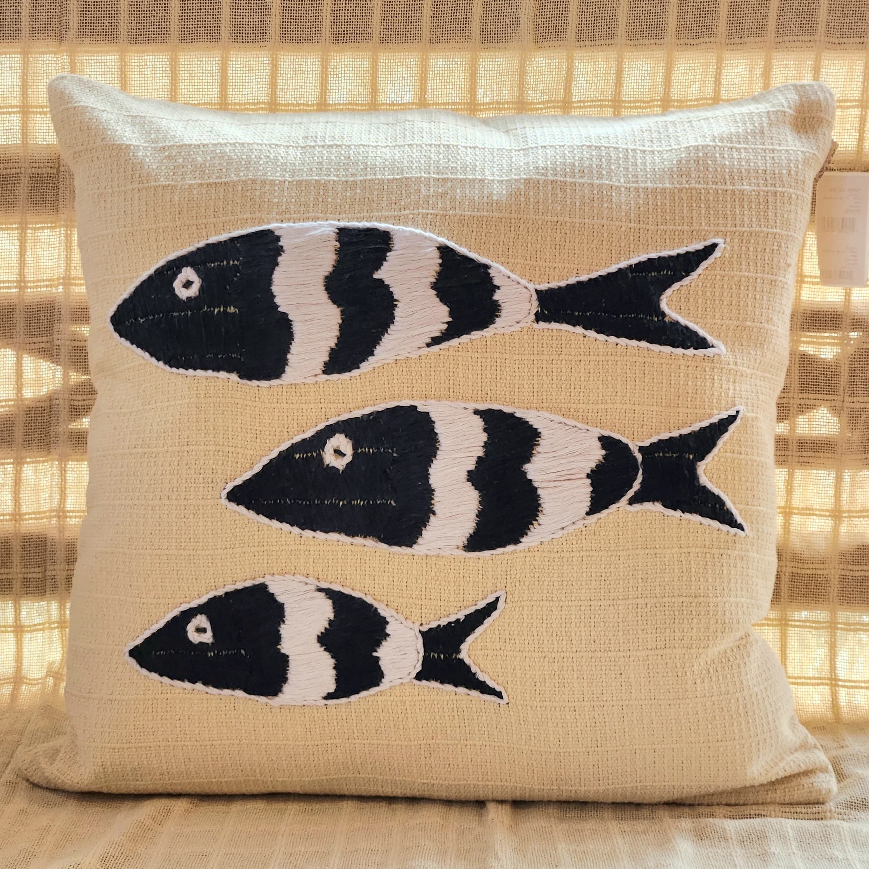 Capa Bordada Peixes 50x50.