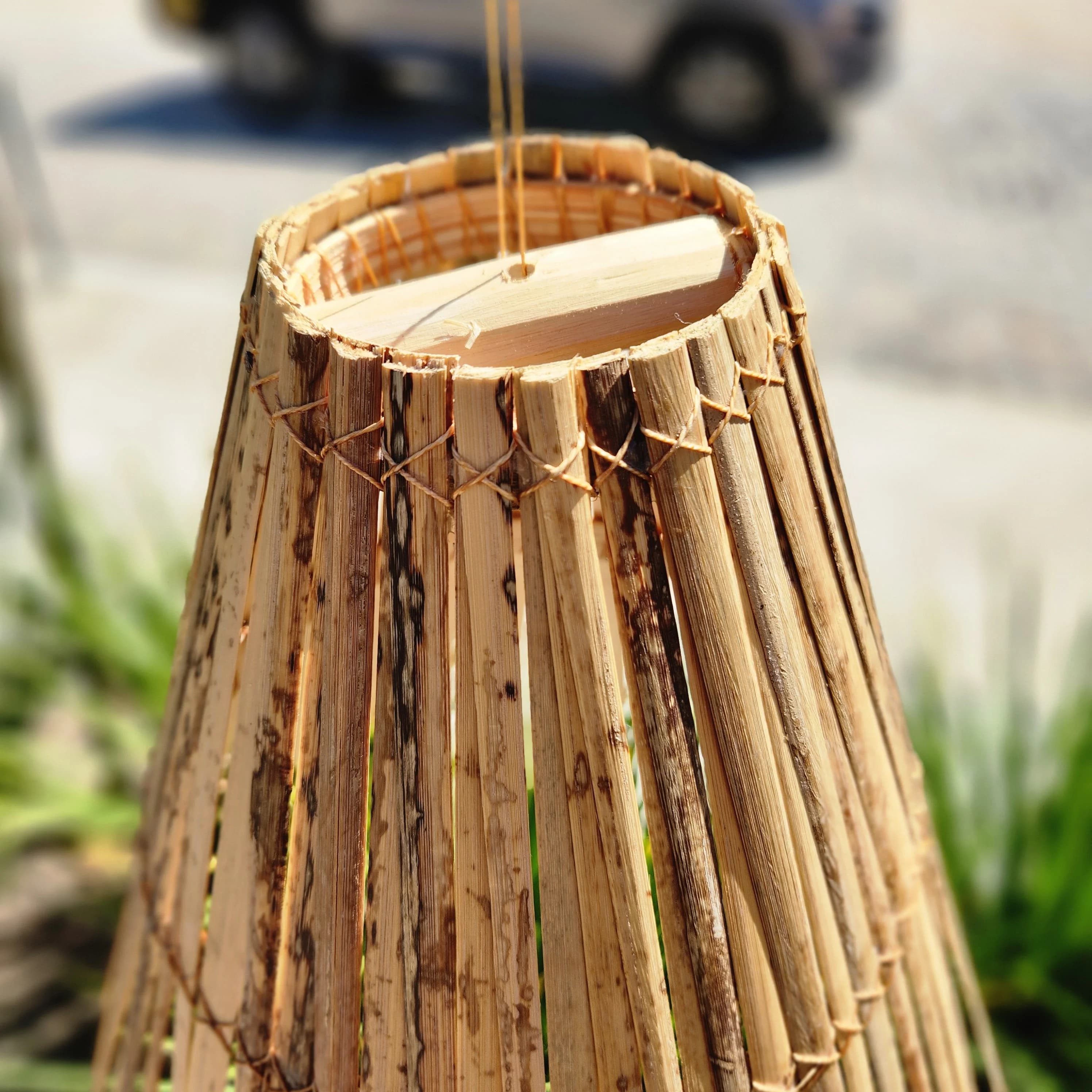 Luminária Cone Fibra de Dendê.