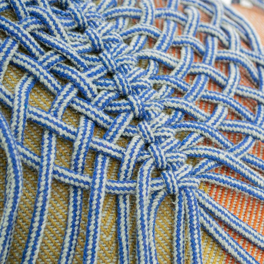 Capa de Almofada Terra-Céu Trama Macramê Artesanal Azul Tons Terrosos Algodão Poliéster