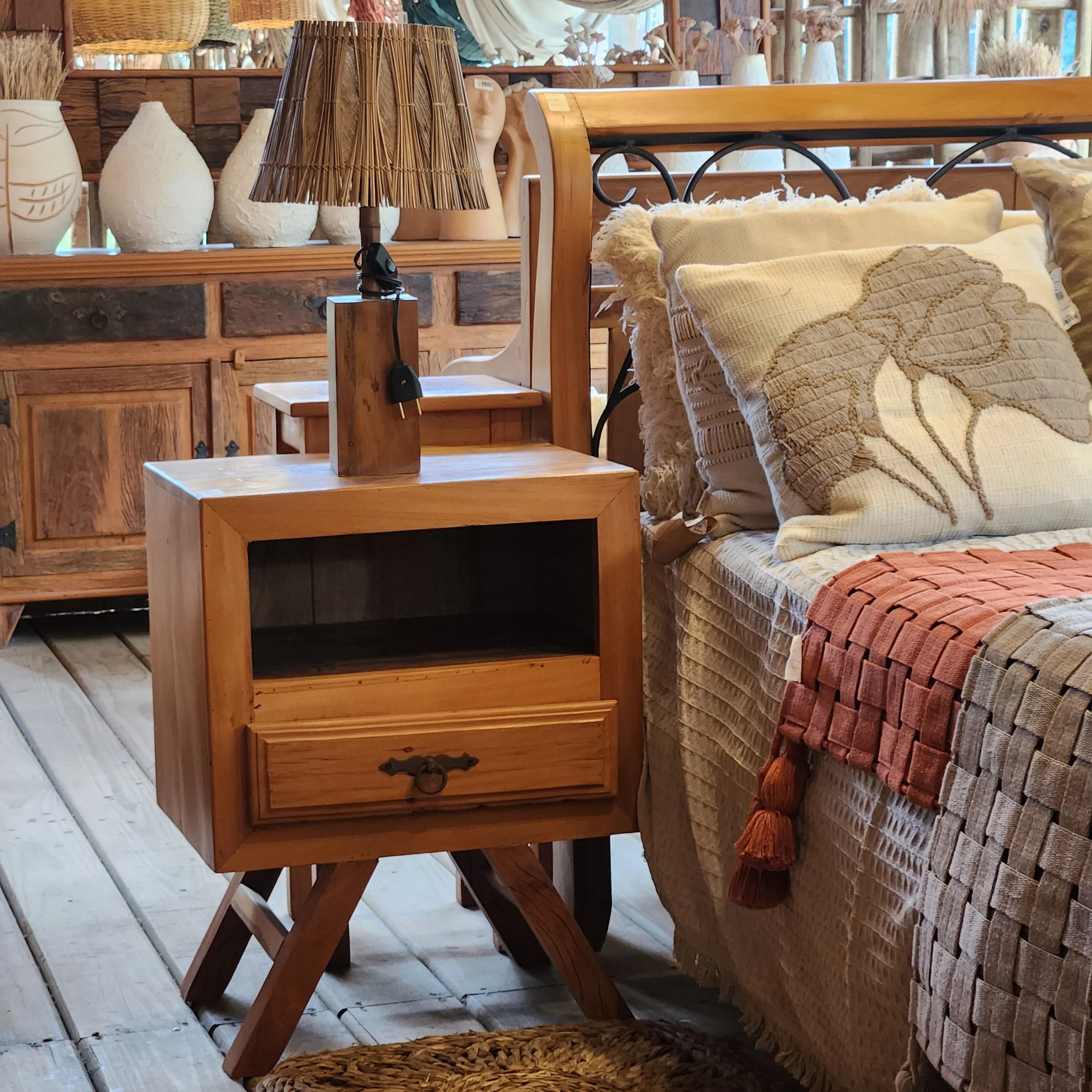 Criado de Cabeceira Peroba Rosa.