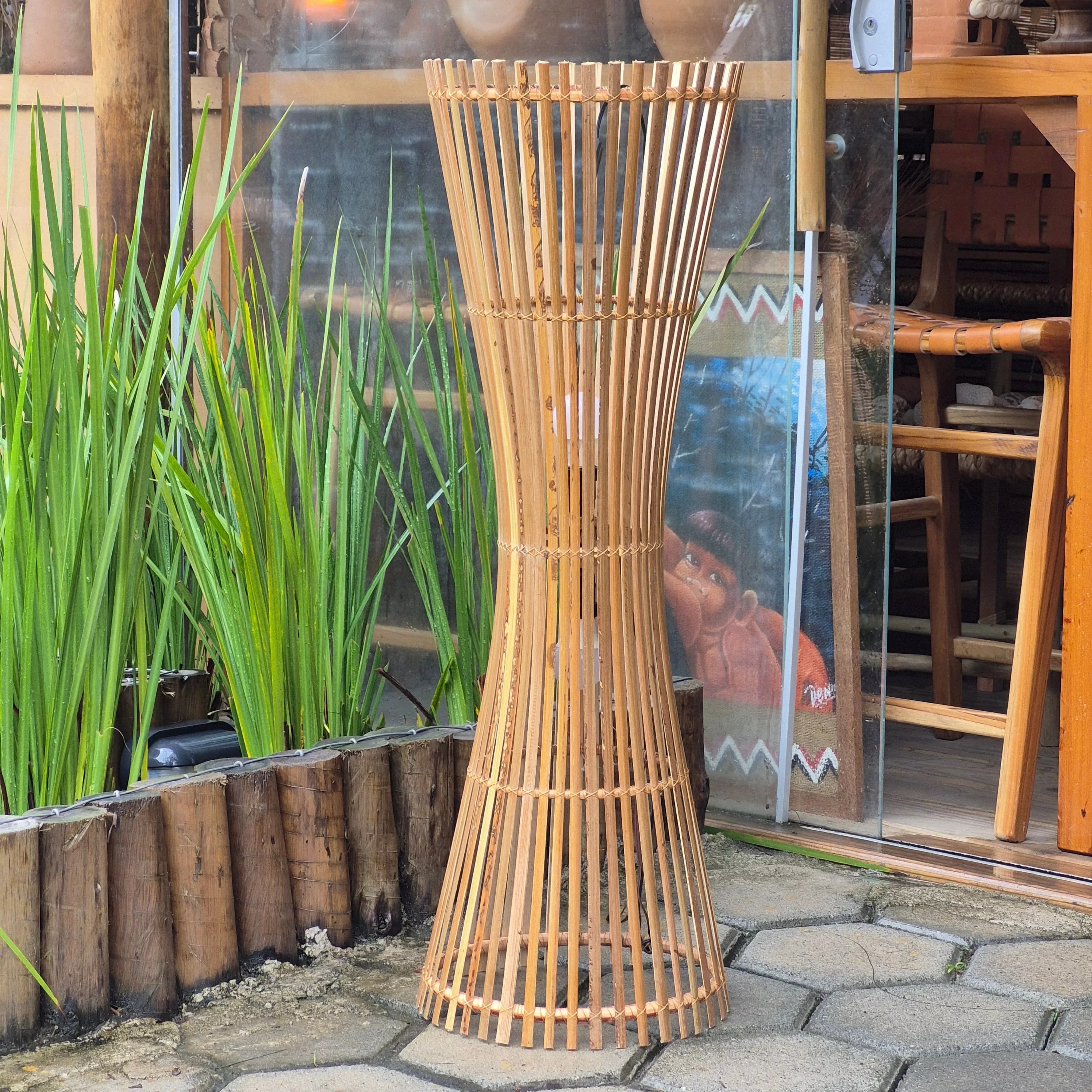 Luminária abajur de Chão em Tala de Dendê.