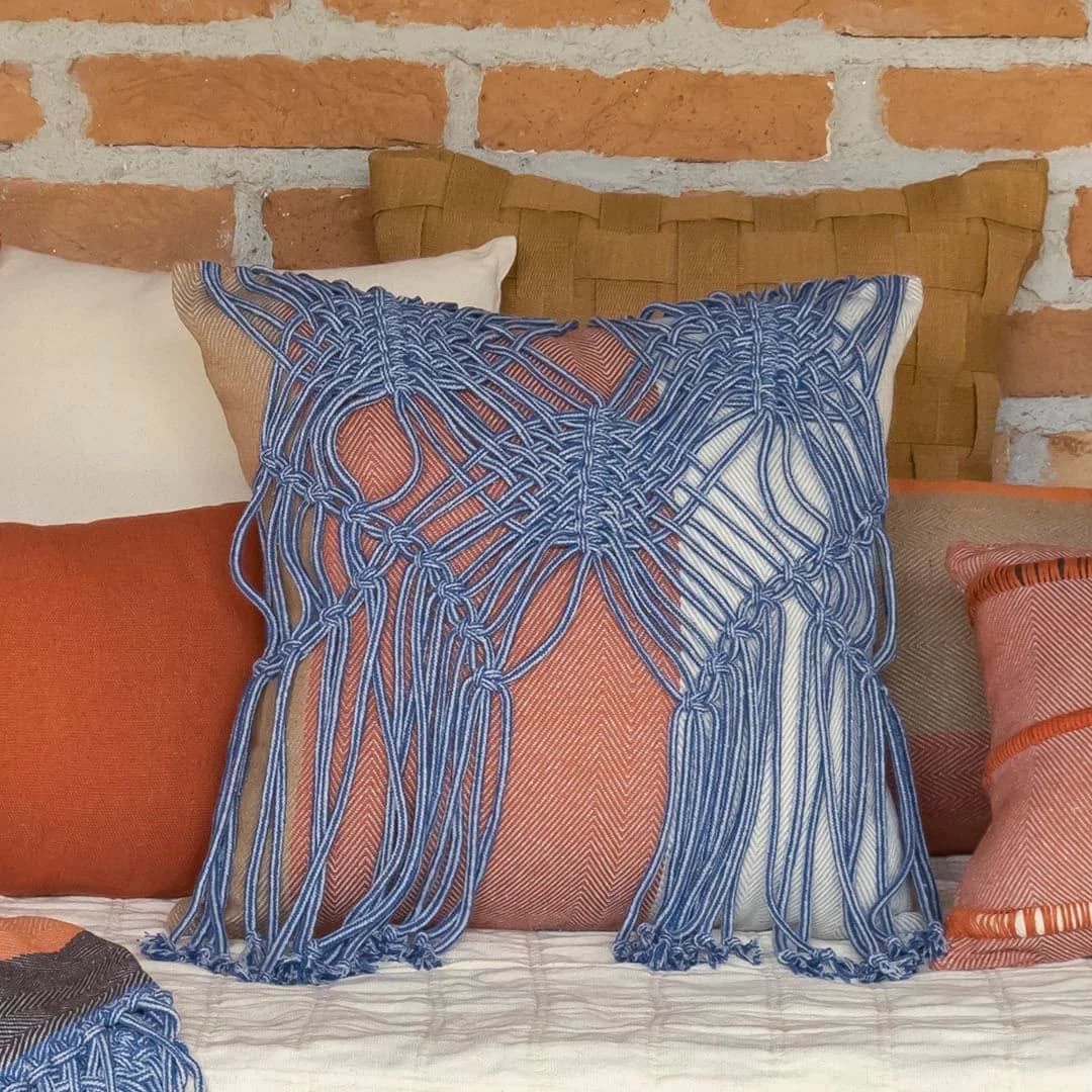 Capa de Almofada Terra-Céu Trama Macramê Artesanal Azul Tons Terrosos Algodão Poliéster