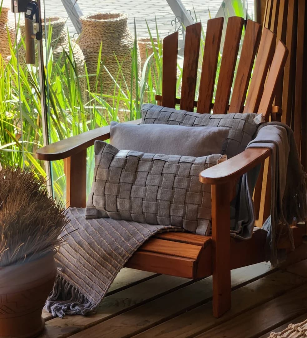 Cadeira Modelo Pavão Peroba Rosa.
